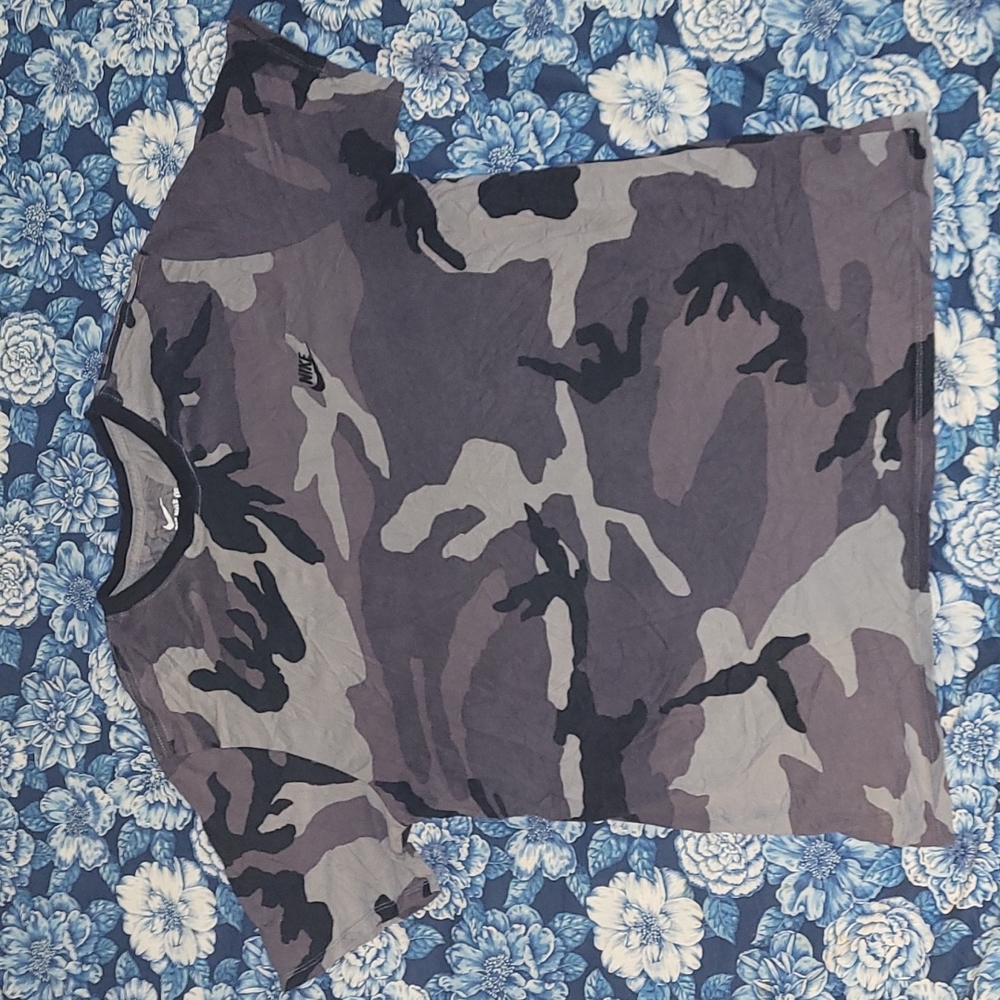 Nike black and gray camo tee